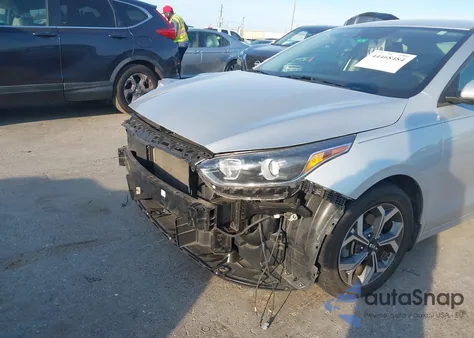 2021 Kia Forte Lxs z USA, uszkodzony, nr VIN 3KPF24AD8ME338935